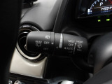 レバーをAUTOの位置にしているとき、レインセンサーが雨を感知すると、雨量に応じてワイパーが自動で作動してくれるオートワイパーを装備!設定変更で非作動にすると、間欠作動に固定されます。