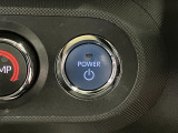 【プッシュボタンスタート】 スマートキーを携帯し、ブレーキを踏みながらボタンを押すだけでエンジンをかけることができます。