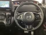 【ハンドル】運転にかかわる様々な操作を安全に行えるように視点移動が少なく操作性に配慮されたスイッチ類が凝縮されたコックピットです。