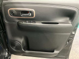 【運転席ドア】ドリンクホルダーと収納ポケットがあります。