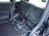 ◆チップアップ&ダイブダウン機構付【ULTR SEAT】は後席座面を左右分割で跳ね上げることができます。トランクで積載できない背の高い荷物をラクラク収納できます。ホンダ車ならではの人気装備です。