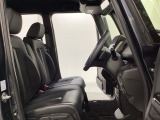 女性でも運転がしやすいように、シートの高さ調整機能(シートリフター)がついています。運転席と助手席の間が空いている為、助手席側への移動がスムーズです。交通量の多い道でも助手席側から乗り降りができます。