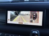 全周囲カメラ付きです。駐車時に車両周囲を画面で確認できます。