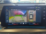 【ナビ純正】ワイドコントールディスプレイは、画面内に多数の情報を表示する事が可能です。センターコンソールiDriveコントローラー操作だけでなく、タッチパネルでの操作も可能となっております。