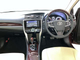 運転席周りのレイアウトをご覧ください。ナビゲーションが綺麗に装着されすっきり収まってますね!