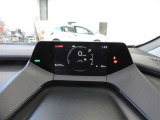 視線を前方に誘導する、トップマウントメーターを起点とし、安全確認がしやすく、運転に集中できる構成に。最大限走りの良さを楽しむことができます。