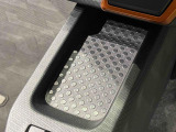 スマートフォンなどがスッキリ置けるセンターコンソールトレイです