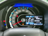 速度表示と中央のディスプレイがまとまり、運転中に必要な情報を目で追いやすい配置です。表示が明るく視認しやすいため、発進前や走行中の確認もスムーズに行えます。