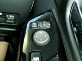 電動格納式ミラーなので、対向車などとのすれ違い時にも便利です。