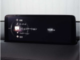 【純正マツダコネクトナビ】美しい地図画面と簡単操作が特徴です。手元のコマンダーで操作が可能なので入力や操作も便利ですね!各種車両設定や車両情報を確認することも可能です。