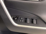 格納式リモコンドアミラーと、パワーウィンドウマスタースイッチです。車内の換気も運転席から簡単に行えます。