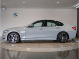 【拘りのFR】BMWが多く採用するFR車。ダイレクトでスポーティな加速感・シャープなハンドリングを実現。縦置きエンジンレイアウトにより、フラットで上質な乗り味です。