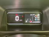 速度やシフト位置などの情報を表示するメーターを、運転席前方に配置。必要な表示を確認しやすく、走行中も視線の移動を抑えやすいレイアウトです。
