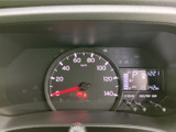 速度計と液晶表示が一か所にまとまり、運転に必要な情報を確認しやすい配置です。燃料残量やシフト位置なども表示され、走行前後の確認をスムーズに行えます。