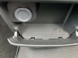 センタークラスター下のトレーです。小物が置けます。また、かわいい「サクラ」マークが付いています。