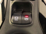 HOLD機能付きの電動パーキングブレーキ。HOLD機能を使用すると、信号待ちなどでフットブレーキから足を放しても、車は動かずそのまま停車してくれます。ドライブなど足が疲れた時には便利な機能です。
