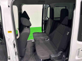 ヘッドレスト付分割型リヤシートは荷物の状況に応じた使い勝手も良く、水平格納式で簡単に折り畳めます