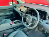 運転席も広々とゆったりしております。アームレストも装備しており快適にドライブしていただけます。