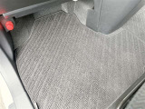 助手席フロアマットです。使用感がございますが、目立った汚れなどはありません。