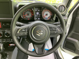 手元に複数のスイッチがまとまり、運転姿勢を保ちながら各種操作ができる構成です。メーター類も視界に入り、毎日の運転を支えます。