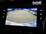 後方の様子を画面で確認でき、駐車時の周囲確認をサポートします。ガイド線も表示されるため、車庫入れやバックでの駐車時に進路の目安をつかみやすく、落ち着いて操作しやすい装備です。