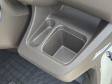 運転席にもドリンクホルダーが完備されてます♪