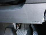 運転席足元にはニーエアバックが装備され万が一の時の被害を軽減します。
