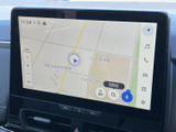 地図上に現在地周辺の道路や施設名が表示され、画面上の案内を見ながら行き先を確認できます。縮尺表示や検索、目的地設定の表示もあり、日常の移動や初めての場所へのお出かけに役立ちます。
