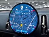 MINIのヘッドライトは、ブランドの象徴であるクラシカルな丸型デザインが最大の魅力です。現行モデルでは、周囲を囲む円形のLEDデイライトが個性を放ち、夜間でも一目でMINIと分かる高い視認性を誇ります。