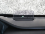 車速やナビのルート誘導などを表示してくれるヘッドアップディスプレイ。視線や焦点調節が少なく済み、気持ちよく安全に運転を楽しめます。