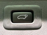 【パワーバックドア】スマートキーや運転席のボタンを押すだけでリアゲートが自動で開閉します!荷物を持っている時や、高い位置にあるバックドアを閉める際に便利な機能です♪