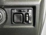 電動格納ドアミラー操作ボタン