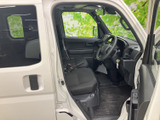 運転席まわりは視界を遮りにくい開放的なレイアウトで、前方や左右の確認がしやすい印象です。シートや足元もすっきりとまとまり、乗り降りの際にもゆとりを感じられる空間です。