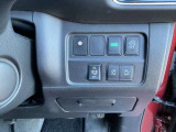 ハンズフリーオートスライドドア〈両側〉(挟み込み防止機構付)は運転席からの開閉も可能です。足だけでも、開く& 閉まる。まるで、魔法のトビラです。お子様の誤操作防止のためのOFFスイッチも付いています。