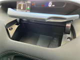 運転席の前にも収納スペースがあります!