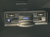 ETC車載器を備え、高速道路の料金所を通過する際に便利な装備です。カードの挿入口や操作部が見やすくまとまり、日常の移動から遠出まで活躍。
