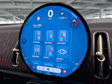 デジタルスピードメーター、航空機のコックピット操作箇所と同じ配色で目が疲れにくいように設計されてます。