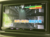 画面には映像が表示され、停車中に内容を確認できます。大きく表示されるため、車内で映像を楽しみたい場面にも活用でき、画面操作も見ながら行えます。