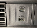 エアコン操作パネルの左側に、スマートフォンなどの充電可能なUSB端子と、音源などの外部入力の可能なUSB端子がついています。移動中に充電もできるので便利です。