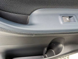 パワーウィンドウのスイッチですよ。運転席に居ながら窓を開け閉めのコントロールできます。