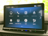 ナビや電話、スマートフォン連携などのメニューが画面にまとまり、目的に応じて選びやすい構成です。ホーム画面から各機能へアクセスでき、日々の移動を便利にサポートします。