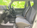 前席は座面の広さが感じられ、運転席からの見通しにも配慮された室内です。足元にはフロアスペースがあり、助手席の方もゆったりと腰掛けて移動を楽しめる空間になっています。