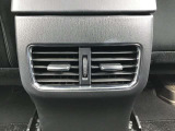 後部座席にもエアコン吹き出し口がしっかり装備されています。