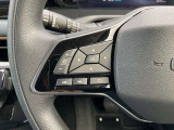 走行中でも、ハンドルから手を離さずオーディオ操作ができるステアリングスイッチ(M/O)