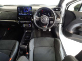 革巻きステアリングで快適な操作性の運転席です。