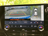 後方の映像に加え、車両を上から見た周囲の映像も確認できる表示です。駐車時に周辺の状況を把握しやすく、画面のガイド表示も位置合わせの目安として役立ちます。