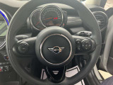 丸を基調としたMINIらしい運転席デザイン