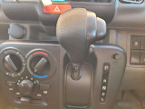 足元がすっきりするインパネシフトを採用。運転席からの移動もしやすく、荷物の積み降ろしが多いお仕事にも便利です。