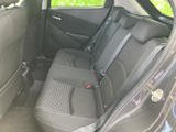 後席は左右の座席に加えて中央席も備え、乗車人数に応じて活用できます。窓から外の様子を確認しやすく、落ち着いた色合いの室内で同乗者もくつろげます。