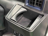 運転席掘り込み式カップホルダー